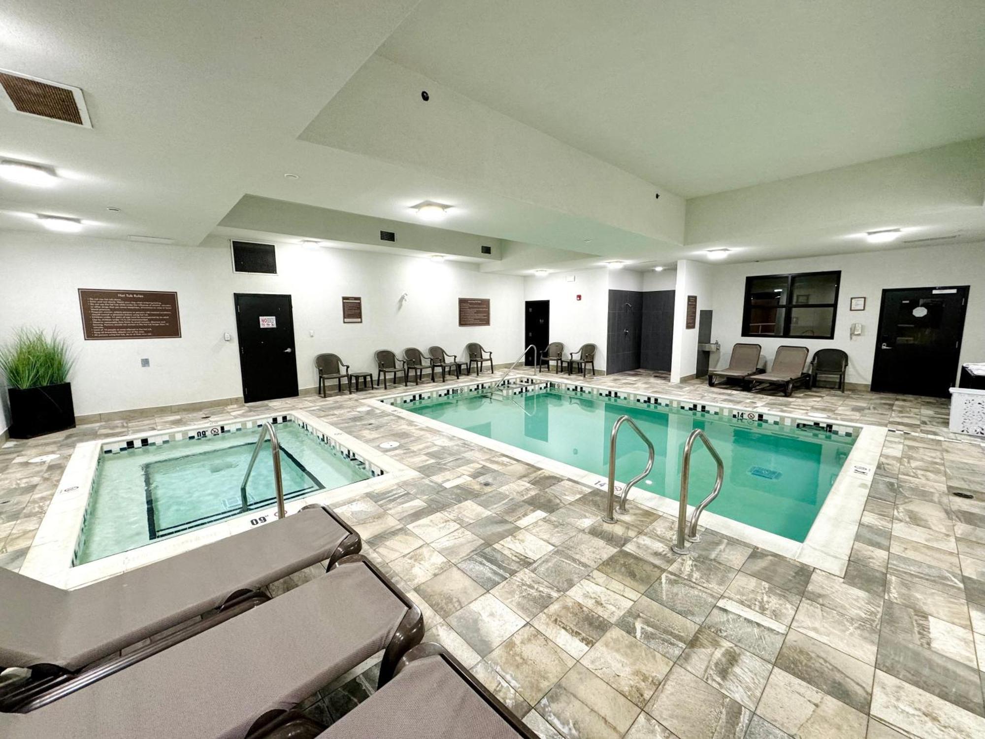 Southfort Inn Fort Saskatchewan Esterno foto